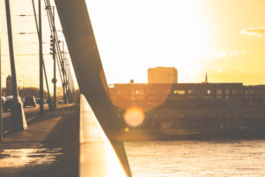 Die Kölner Severinsbrücke bei Sonnenuntergang. Die Kölner Severinsbrücke bei Sonnenuntergang.